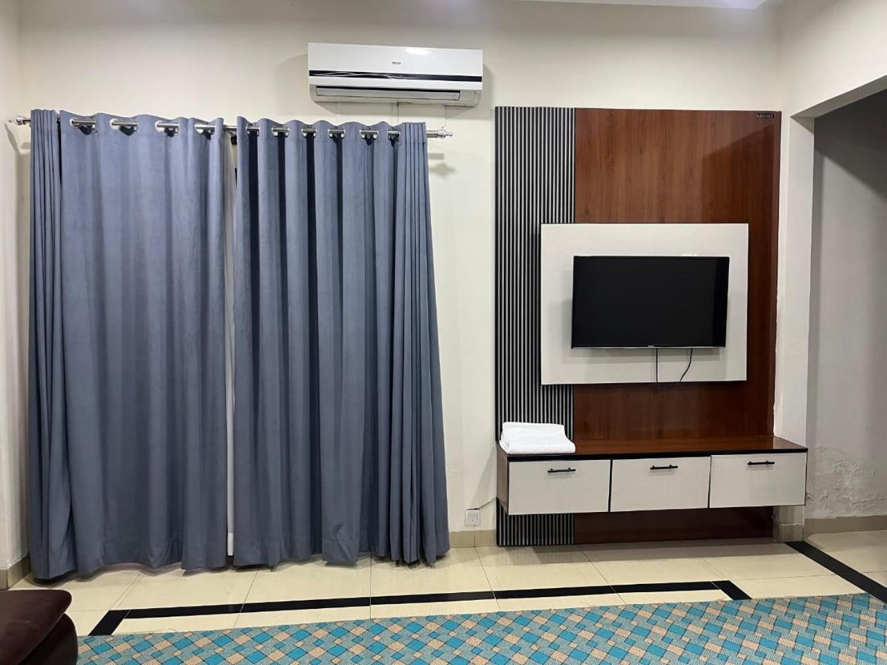 Rose Valet Guest House Исламабад Екстериор снимка