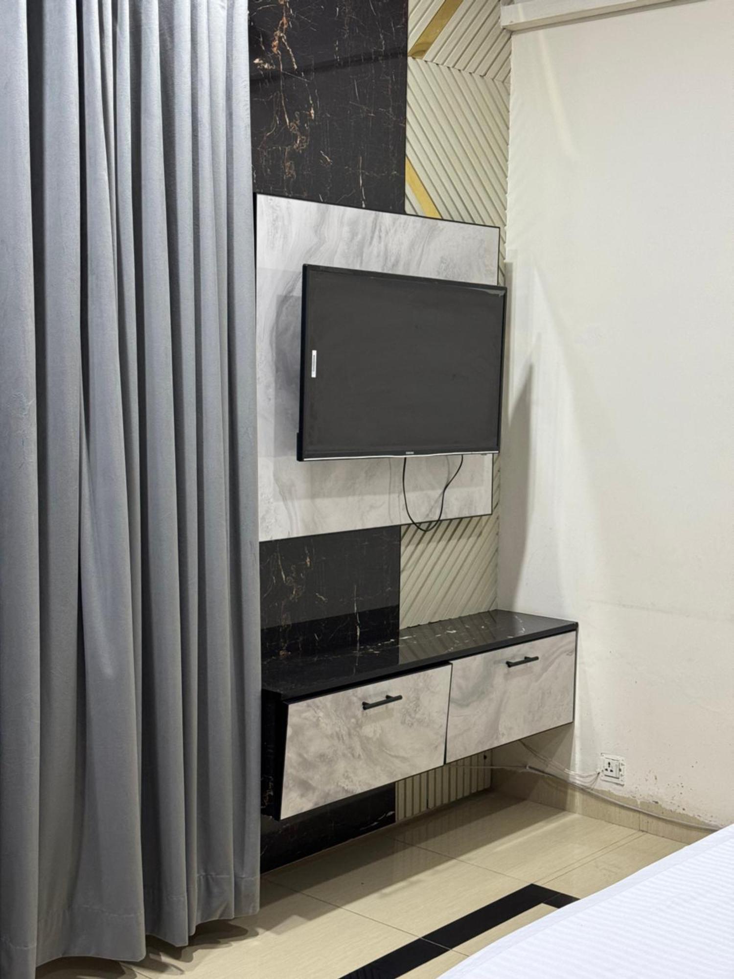 Rose Valet Guest House Исламабад Екстериор снимка